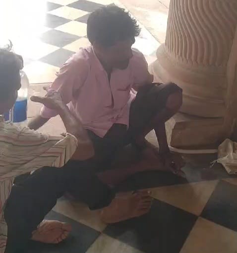 सोशल मीडिया पर दावा किया जा रहा है कि पुजारी चेतन शर्मा के पास बैठे हुए दोनों व्यक्ति शराब पी रहे हैं।