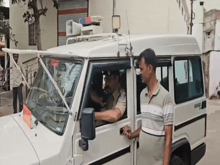 मुनादी करते हुए परदेशीपुरा टीआई आर.डी कानवा।