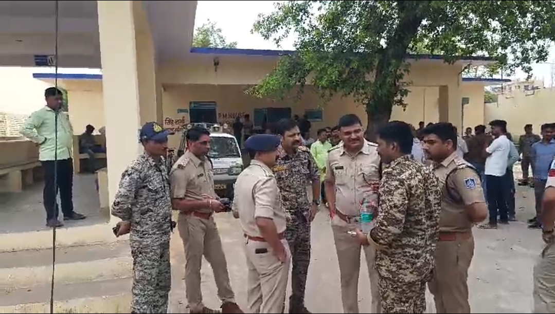 शवों को पोस्टमॉर्टम के लिए जिला अस्पताल लाया गया। यहां भारी पुलिस बल तैनात है।