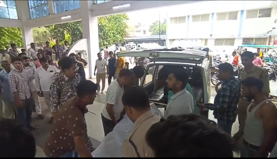 घटना आज (सोमवार) सुबह करीब 8 बजे भाई खां का पुरा गांव के पास हुई।