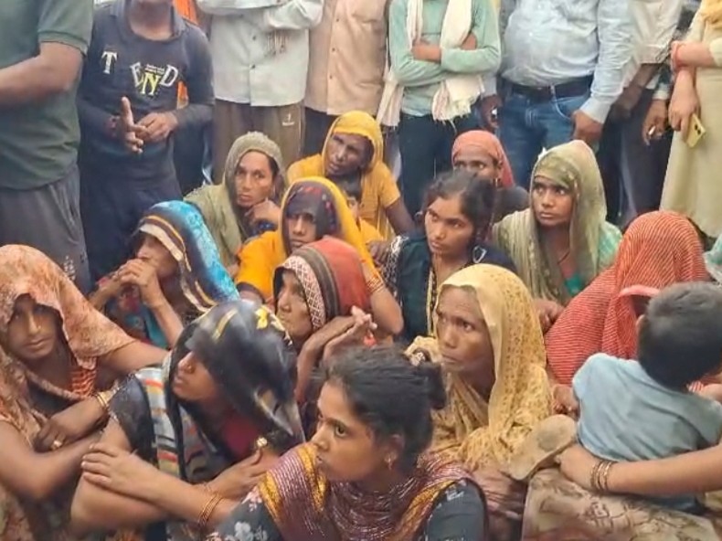 परिजनों ने कलक्ट्रेट पहुंचकर धरना दिया। - Dainik Bhaskar