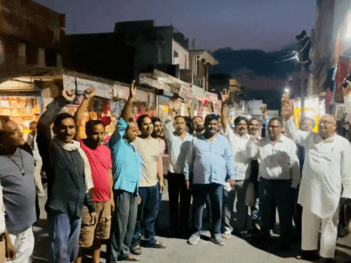 बाजारों में लोग इक्ट्‌ठा होकर बृजभूषण के समर्थन में नारेबाजी कर रहे हैं।