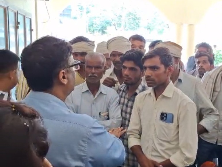 परिजनों ने कलक्ट्रेट पहुंचकर धरना दिया।