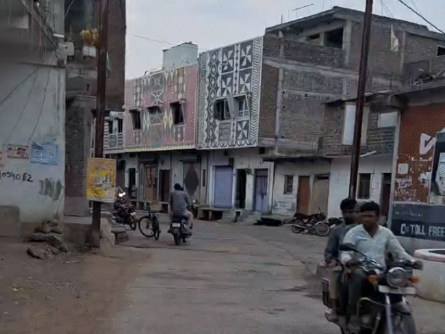 वीडियो वायरल होने के बाद मनोहरलाल के गांव में मायूसी नजर आ रही है।