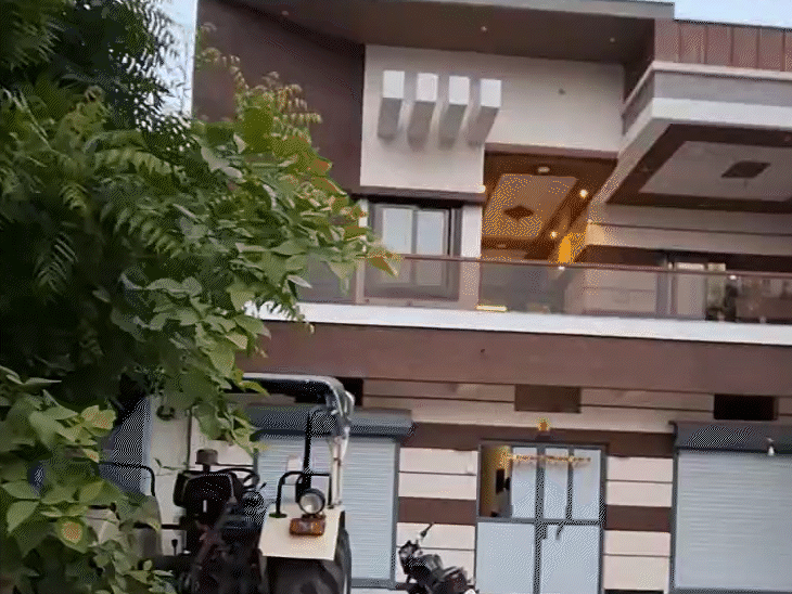 मनोहरलाल के इस आलीशान घर पर भी सन्नाटा पसरा है।