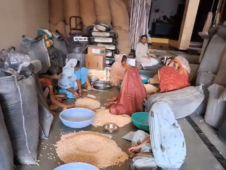 गांव की महिलाएं भी मनोहरलाल की करतूत से काफी नाराज हैं।