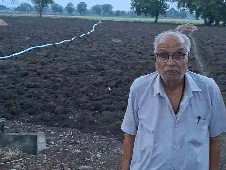 पंडित ईश्वरलाल के इस खेत पर मनोहरलाल ने कब्जा कर रखा है।