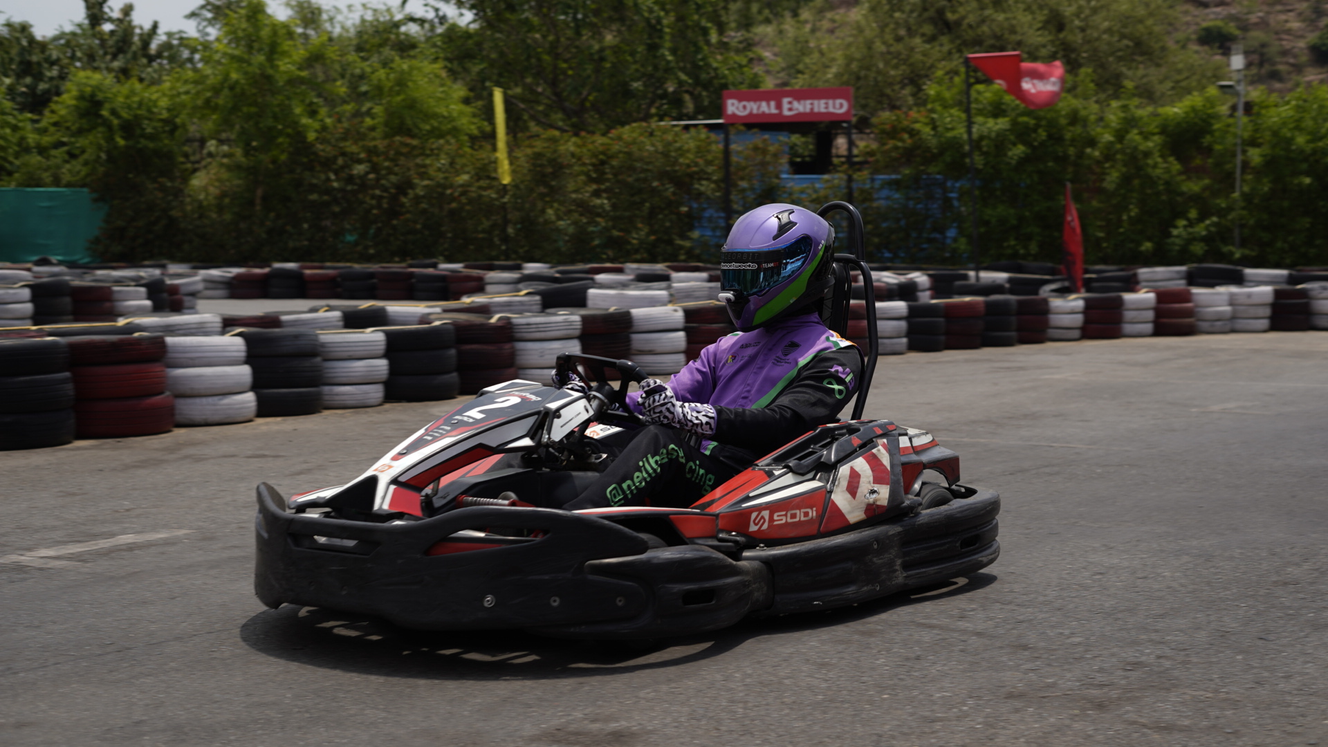 गुरुग्राम में ट्रैक पर गो कार्ट दौड़ाते रेसर