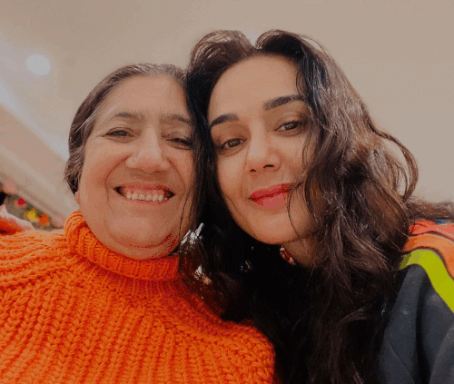 अपनी मां नीलप्रभा के साथ एक्ट्रेस प्रीति जिंटा।