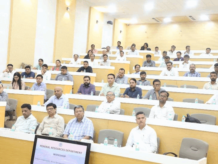 प्रशासन अकादमी में खनिज ब्लॉक्स की नीलामी को लेकर बुलाई गई कार्यशाला को संबोधित करते प्रमुख सचिव खनिज साधन विभाग उमाकांत उमराव। - Dainik Bhaskar