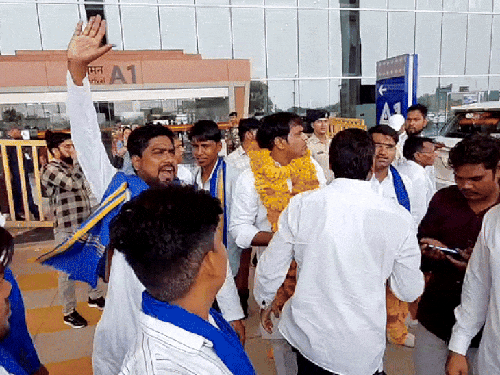 आजादी समाज पार्टी के राष्ट्रीय महासचिव रविंदर भाटी ग्वालियर एयरपोर्ट पहुंचें।