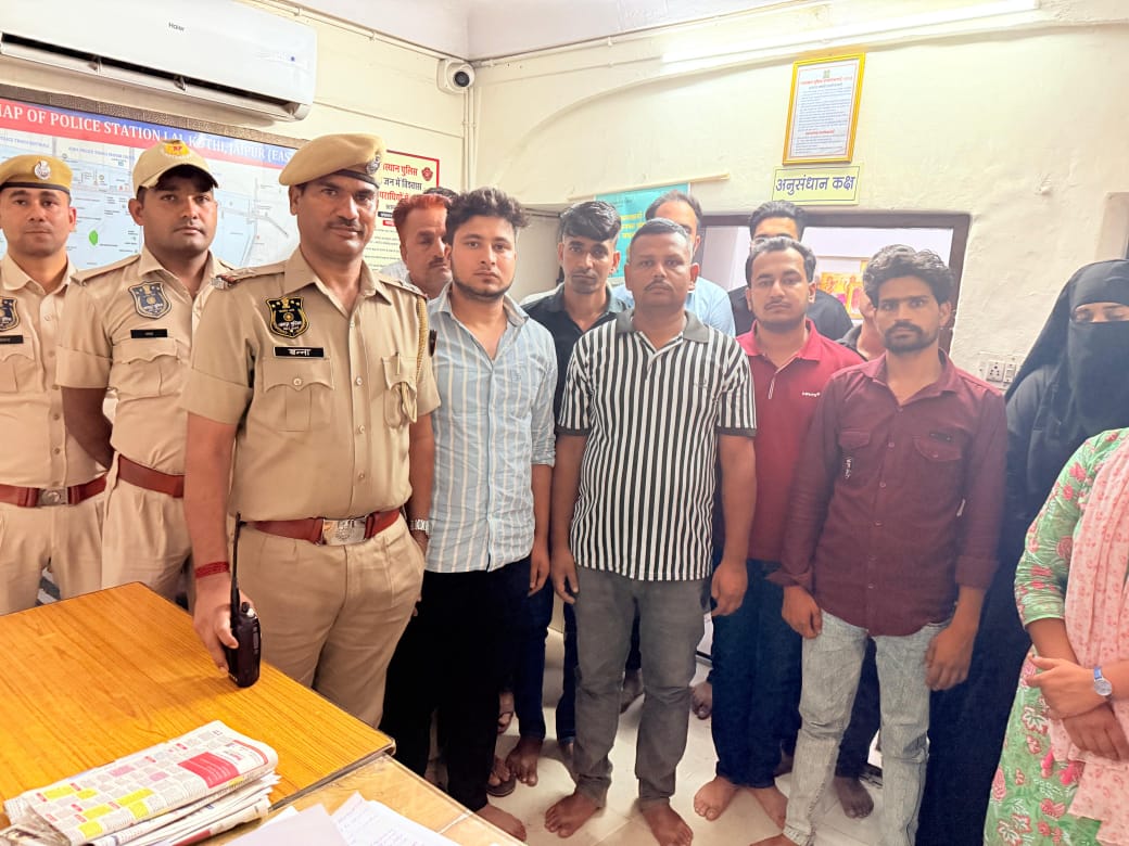 पुलिस ने बंदियों के परिजन,रिश्तेदार, दोस्तों को भी गिरफ्तार किया है।