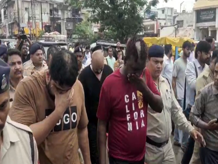 पुलिस ने तीनों आरोपियों का आधा सिर मुंडवाकर जुलूस निकाला।