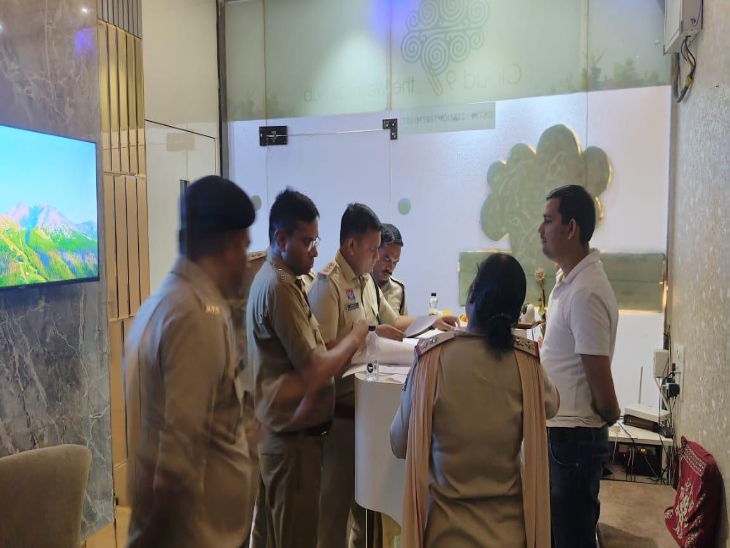 रायपुर के स्पा सेंटरों में पुलिस की टीम ने छापा मारा - Dainik Bhaskar