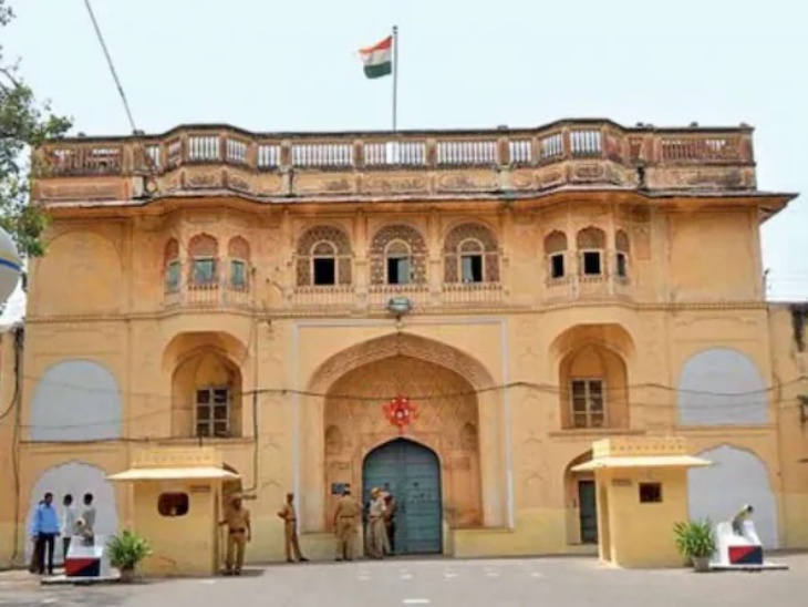 जयपुर सेंट्रल जेल। यहीं से बंदियों को इलाज के बहाने ले जाया गया था। (फाइल फोटो)