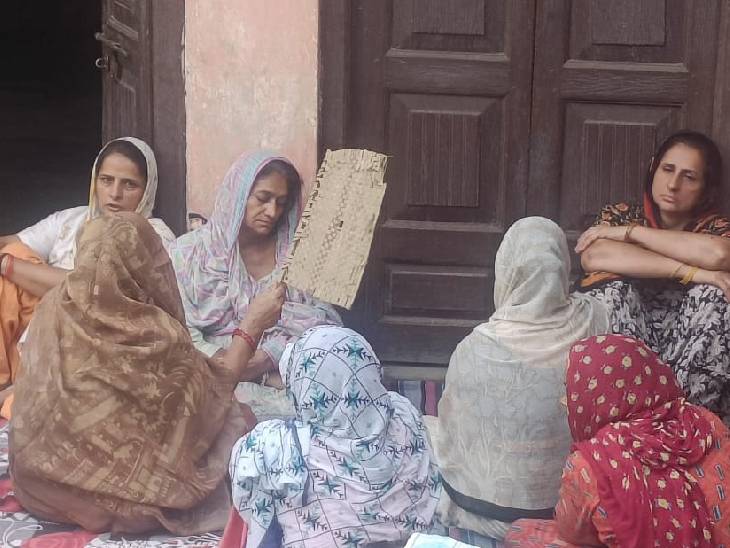 सिपाही सौरभ की हत्या की सूचना पर शामली गांव के पैतृक घर में गमगीन मां और परिवार की अन्य महिलाएं।