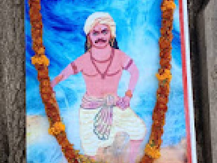 यह तस्वीर नर्मदांचल में राजा भभूत सिंह की बताई जा रही है, जो 165 साल पहले आजादी के लिए लड़े थे। - Dainik Bhaskar