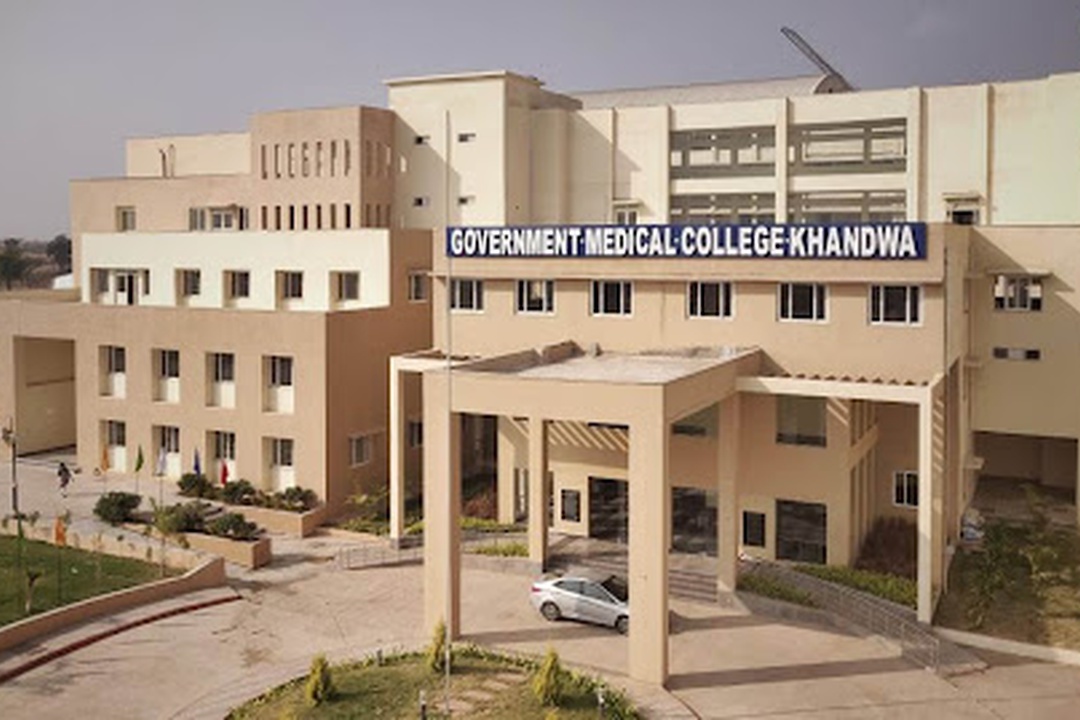 खंडवा मेडिकल कॉलेज में गैंगरेप पीड़िता के शव का पोस्टमॉर्टम किया गया।