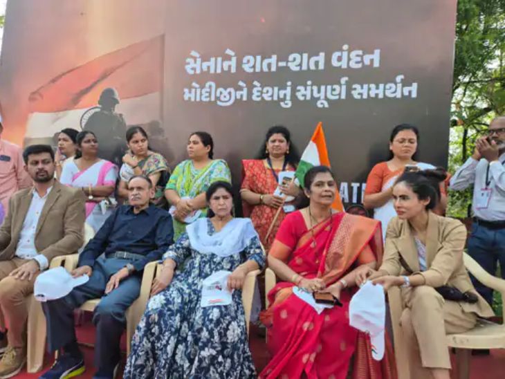 वडोदरा एयरपोर्ट के बाहर स्टेज पर कर्नल सोफिया के पिता, भाई, बहन सहित परिवार के अन्य सदस्य मौजूद रहे।