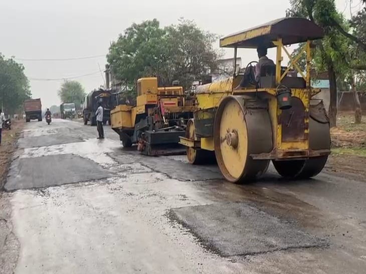बारिश में मरम्मत, उखड़ रहा है डामरीकरण का कार्य