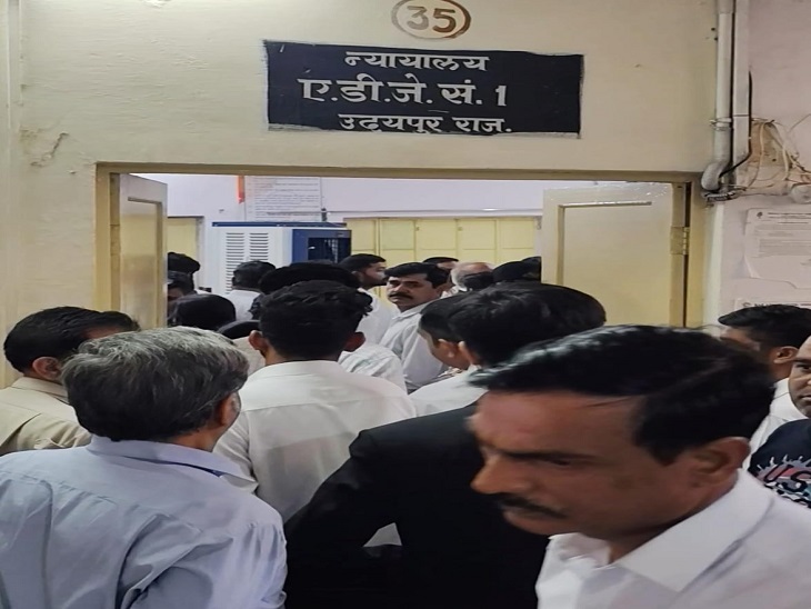 फैसले के दौरान कोर्ट रूम खचाखच भरा हुआ था।