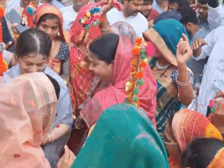 शिवराज की बहू ने लाडकुई में आदिवासी युवतियों के साथ नृत्य किया।