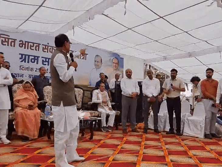 शिवराज ने मंच पर अफसरों को बुलाकर योजनाओं के बारे में जानकारी ली।