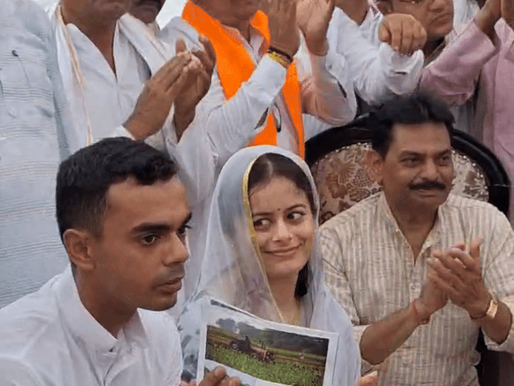 मंच पर मौजूद कार्तिकेय और अमानत