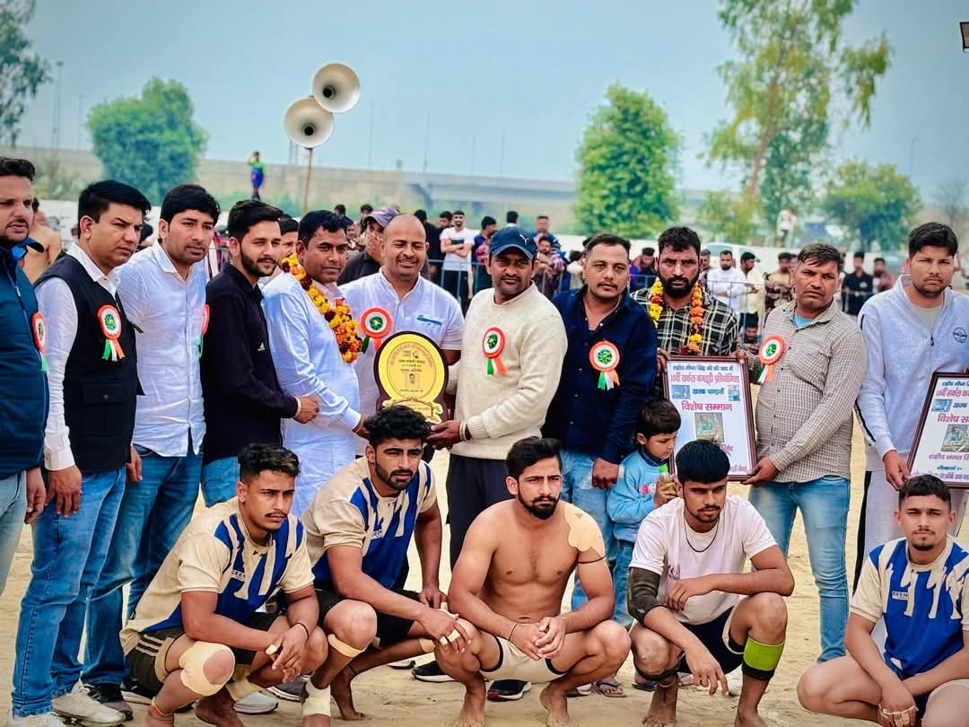 कार्यक्रम में पहुंचे अतिथियों का स्वागत करते कमेटी पदाधिकारी।