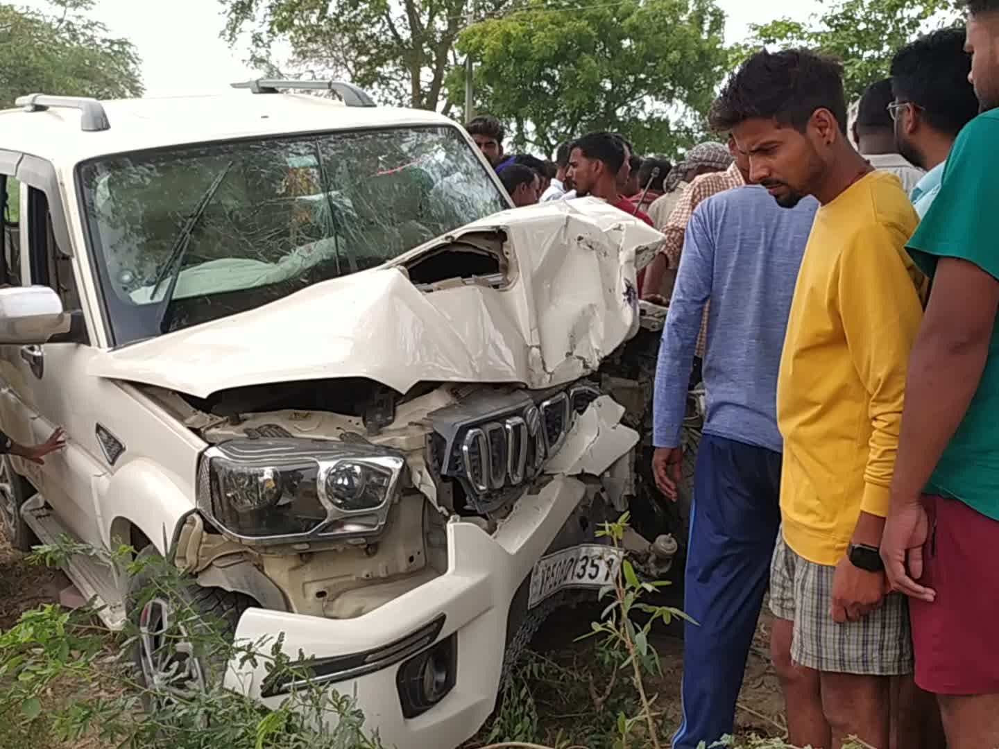 High speed Scorpio ran over bike rider, resulting in his death | तेज रफ्तार  स्कॉर्पियो ने बाइक सवार को रौंदा, मौत: गाड़ी अनियंत्रित होकर पेड़ से टकराई,  ग्रामीणों ने ...