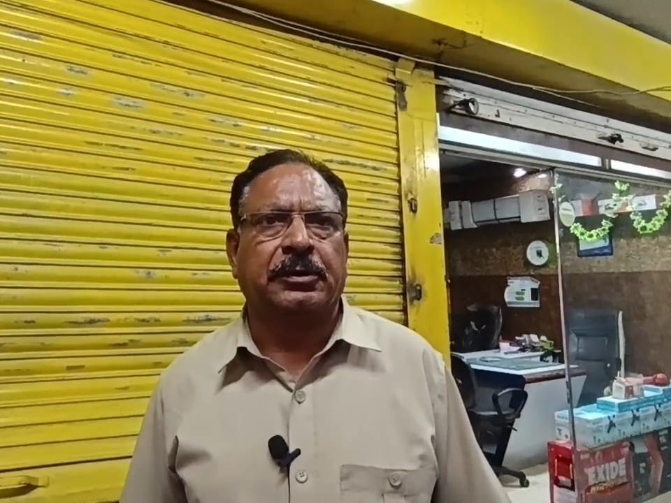 जानकारी देते दुकानदार नरेश ग्रोवर।