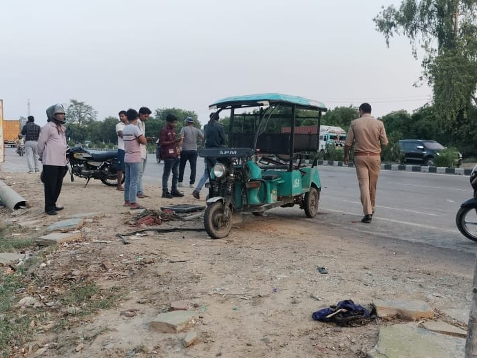 Three people including a driver were injured in an accident in Kanpur