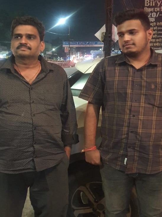 आरोपी गिरधारी शर्मा और उसका बेटा उदय शर्मा।