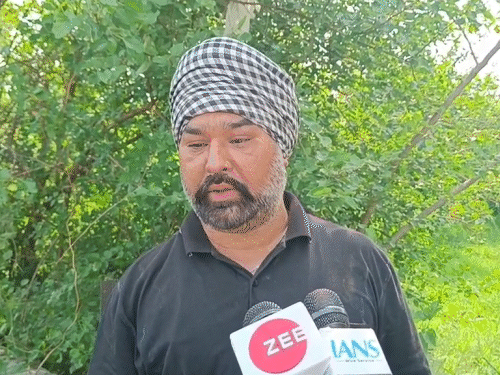 প্রত্যক্ষদর্শী ঘটনাস্থলে বিস্ফোরণ সম্পর্কে তথ্য দিচ্ছে।