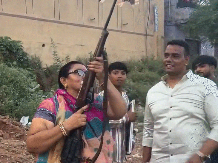 धनावत परिवार की शादी में महिलाएं भी हथियार चलाती नजर आईं थीं।