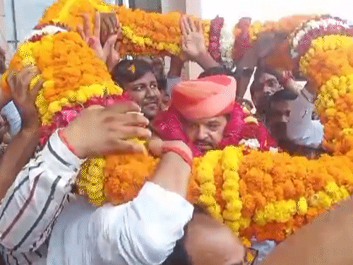 More than 1000 activists welcomed Brij Bhushan Singh at Ayodhya Airport.