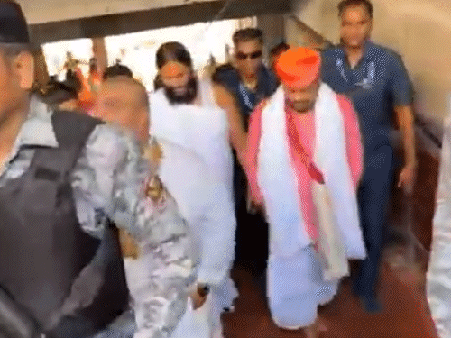 Brij Bhushan reached Hanumangarhi temple with workers from Ayodhya Airport. Here he worshiped.