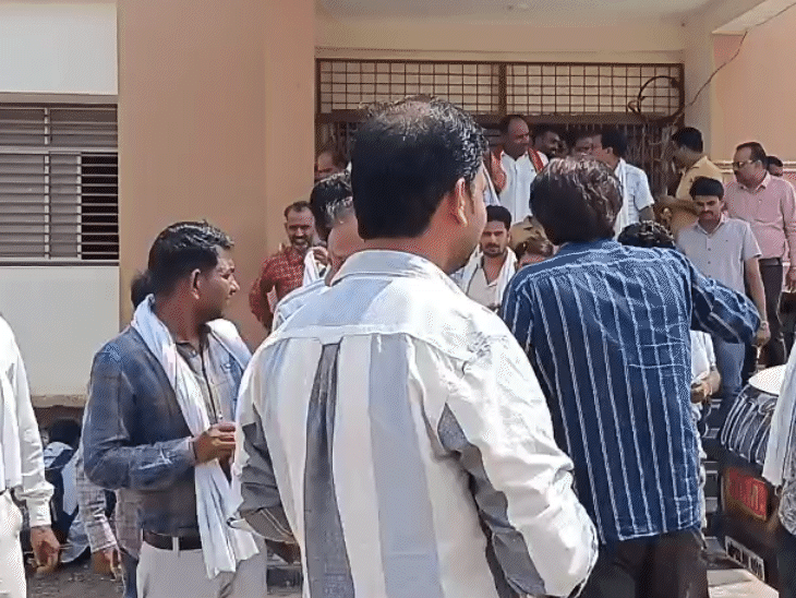 बैठक से बाहर निकलते पंचायत सचिव और रोजगार सहायक।