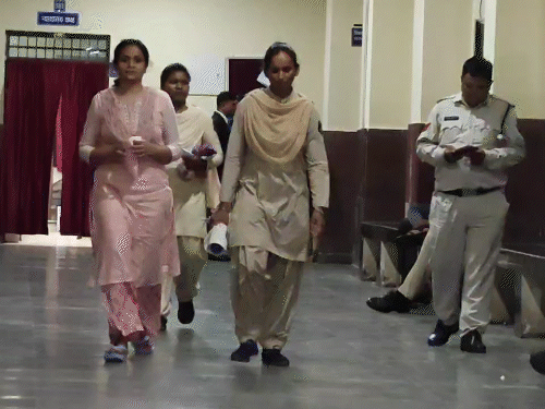 सुनवाई के दौरान रानू साहू के कोर्ट में आंसू छलक पड़े। आंसू पोछते हुए उन्होंने कहा- मैं स्ट्रॉन्ग हूं।