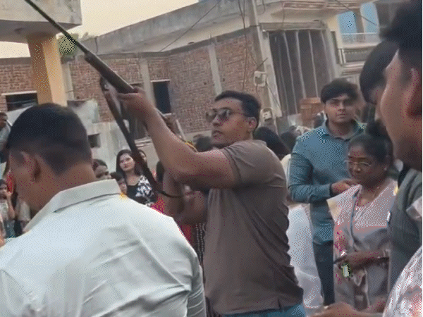 बदनापुरा इलाके से एक बार फिर खुलेआम हर्ष फायरिंग का वीडियो सामने आया है।