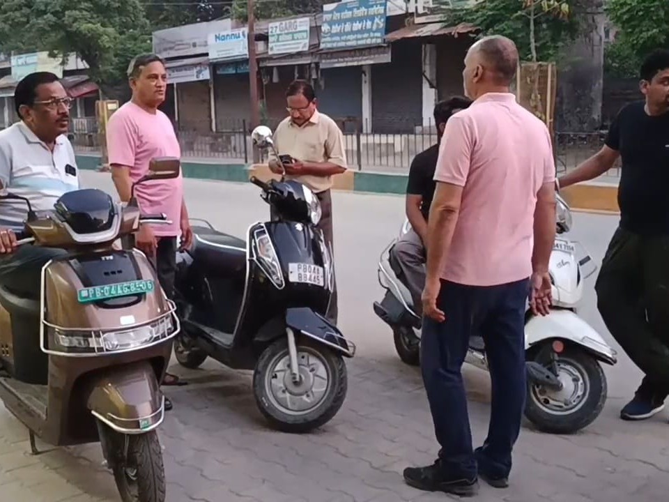 नेहरू शॉपिंग सेंटर में चोरी की घटना के बाद जुटे लोग।