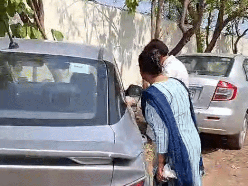 सेक्टर 25 पुलिस चौकी में प्रवीण की गाड़ी को देखकर ससुर राकेश गुप्ता रोने लगे।