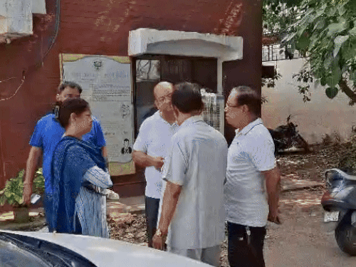सेक्टर 25 पुलिस चौकी में मौजूद प्रवीण के ससुर राकेश गुप्ता और साली राखी गुप्ता व अन्य।
