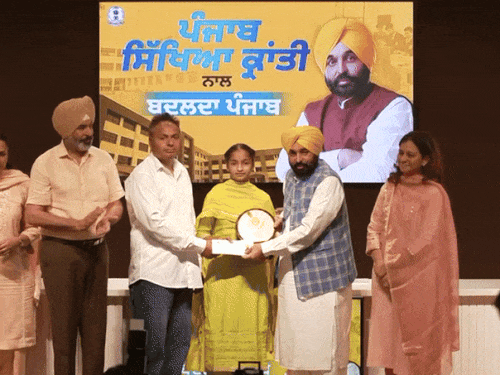 पंजाब सीएम भगवंत मान आज टॉपर्स को सम्मानित करेंगे (फाइल फोटो)। - Dainik Bhaskar