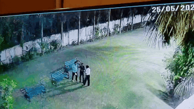 दूसरी तस्वीर में आरोपी क्षितिज ने सोसाइटी सचिव के चिपककर उनकी नाक काट ली। जिससे वह गंभीर घायल हो गए।