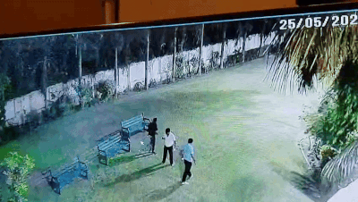 घायल होने के बाद सोसाइटी सचिव सफेद शर्ट में चीखने- चिल्लाने लगे जिसके बाद लोग उनको लेकर अस्पताल भागे।