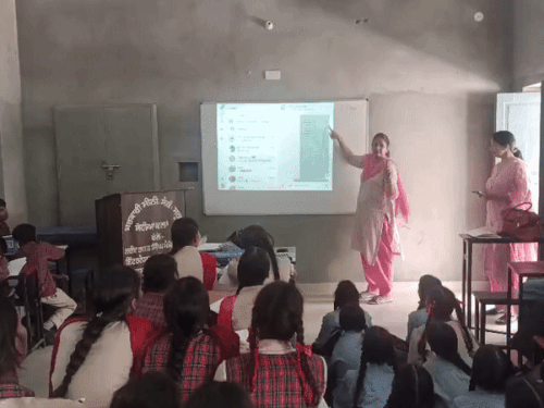 अमृतसर में तेलगू सीख रहे स्टूडेंट्स। - Dainik Bhaskar