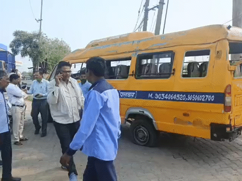     चिड़िया घर   बस पलटने के बाद मौके पर लोग इकट्‌ठा हो गए। - Dainik Bhaskar