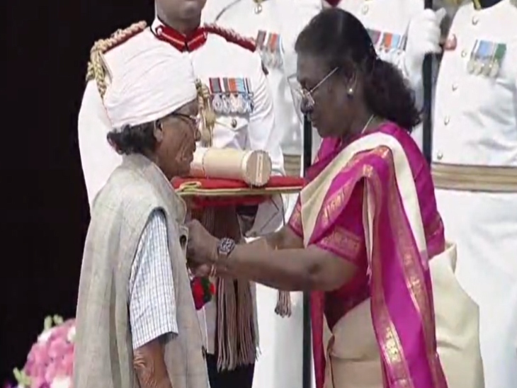 राष्ट्रपति द्रौपदी मुर्मू ने छत्तीसगढ़ के पंडी राम मंडावी को पद्मश्री पुरस्कार से सम्मान करते हुए।