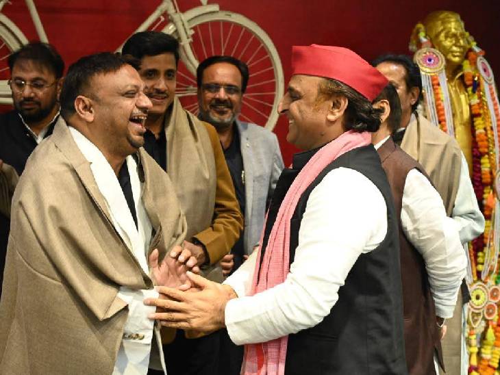 कलाकार बिलाल सहारनपुरी के साथ सपा सुप्रीमो अखिलेश यादव। बिलाल ने सपा के लिए करीब 18 गाने लिखे हैं।